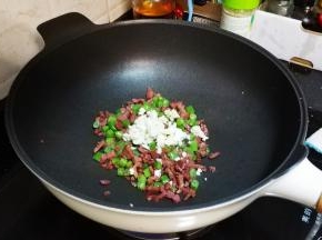 放入蛋白翻炒均匀