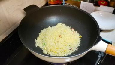 最后倒入米饭