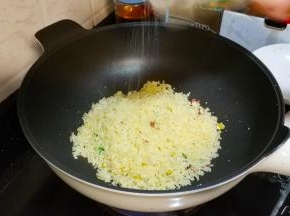 洒上少许蒜盐炒均匀即可