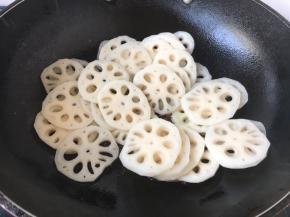 放入藕片迅速翻炒。