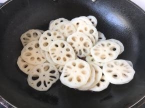 放入藕片迅速翻炒。
