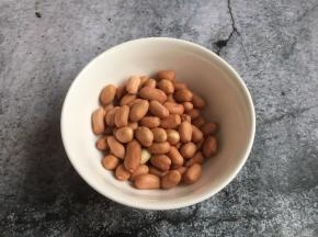 准备好半碗的花生。