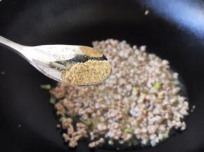 放入少许的白胡椒粉。