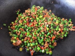 放红色的彩椒。