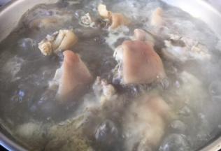 撇去浮末，捞出猪手备用。