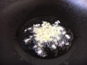 热锅凉油放入葱花，葱花煸炒出香味。