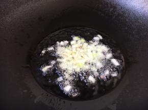 热锅凉油放入葱花，葱花煸炒出香味。