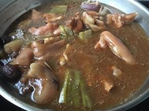 锅里放入焯过水的猪手，倒入50g的生抽，倒入10g的老抽，倒入50g的米酒（放入米酒是为了去腥增香），2块腐乳，放入步骤5的调料，放入开水，水的量与食材齐平，大火煮开，小火炖40分钟，然后捞出所有的佐料不要了。