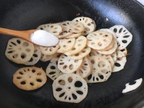 放入1勺的白糖。