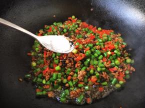 放少许的糖提鲜即可。