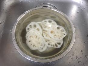 将切好的藕片放在清水里泡泡，把淀粉泡出去，清洗一下，沥干水分备用。