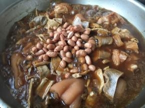 放入花生，大火煮开，小火炖1个小时。