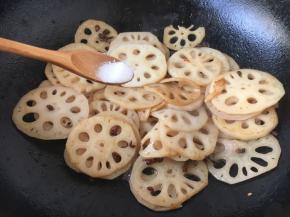 放入少许的盐，翻炒均匀即可。