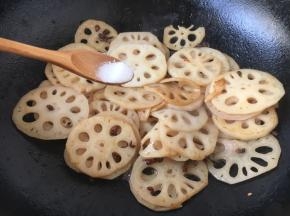 放入少许的盐，翻炒均匀即可。