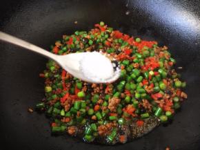 放少许的盐调味。