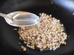 加入1勺的料酒。