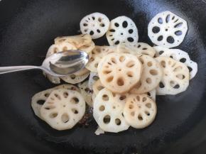 放入2勺的清水，翻炒均匀，可盖上锅盖儿焖30秒。