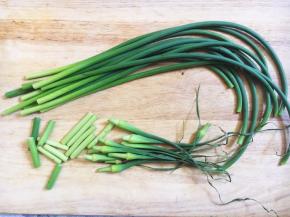 蒜苔洗干净，切去头和尾的老根。