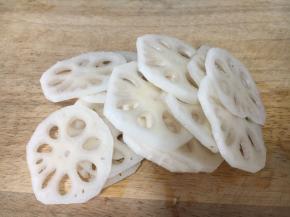 将藕切成薄片。