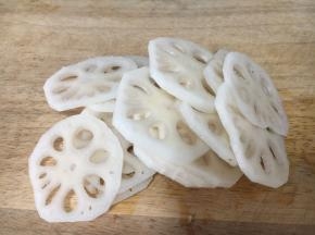 将藕切成薄片。