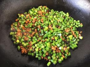 放入蒜苔，翻炒片刻。