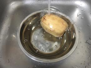 莲藕用清水反复清洗几遍。