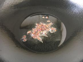热锅凉油，放入花椒，花椒煸炒出香味即可，不要煸炒糊了。