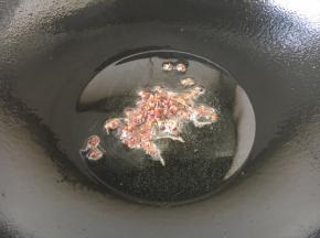 热锅凉油，放入花椒，花椒煸炒出香味即可，不要煸炒糊了。