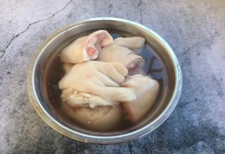 放入清水浸泡一个小时，泡出血水和杂质，以达到去腥的目的。