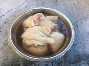 放入清水浸泡一个小时，泡出血水和杂质，以达到去腥的目的。