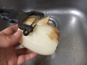 用刮皮刀将藕气刮下去。 藕的全身都是宝，为了口感好，还是把气刮下去了，实际不刮皮也可以。