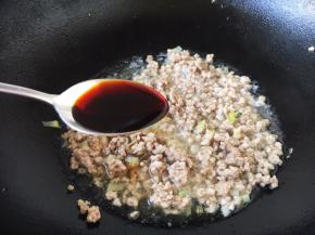 加入2勺的生抽。