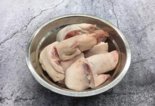 买好的猪手切成6块。