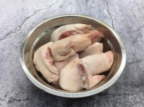 买好的猪手切成6块。