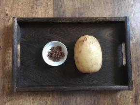 主要食材莲藕和辅助食材花椒。