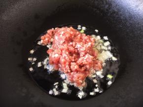放入猪肉肉末。