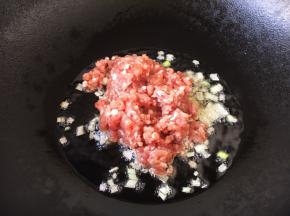 放入猪肉肉末。