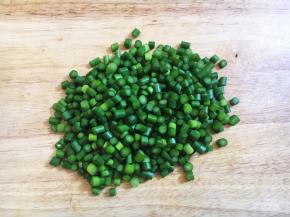 将蒜苔切成小丁丁。