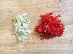 彩椒切成小丁丁，葱切成葱花。