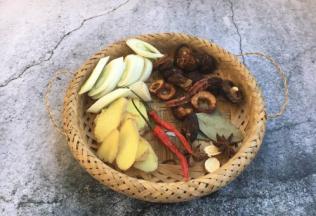 提前准备好佐料。葱切段，姜切片，草果、干辣椒、干香菇、干山楂片、香叶、八角、白芷清洗干净。