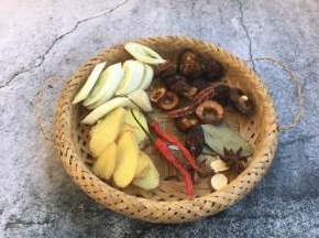 提前准备好佐料。葱切段，姜切片，草果、干辣椒、干香菇、干山楂片、香叶、八角、白芷清洗干净。