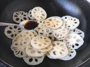 放入1勺的醋。