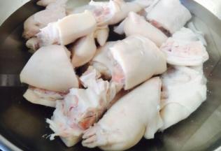 猪手焯水，为了是再次去腥。焯水时一定用凉水。 猪手放入锅里，倒入凉水，大火煮开。