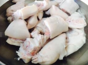 猪手焯水，为了是再次去腥。焯水时一定用凉水。 猪手放入锅里，倒入凉水，大火煮开。