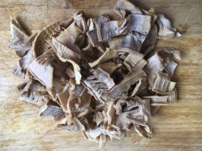 准备好笋干，笋干虽然其貌不扬但是味道极其鲜美。