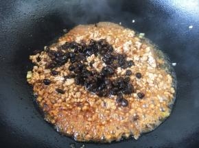 放入豆豉，翻炒均匀，炒干水分。