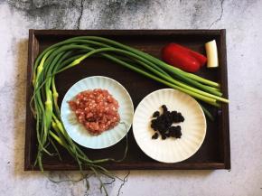主要食材：蒜苔、猪肉肉末、豆豉、彩椒。