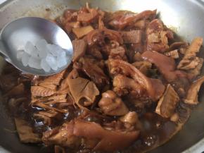 然后再转大火，放入冰糖。