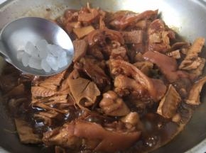 然后再转大火，放入冰糖。