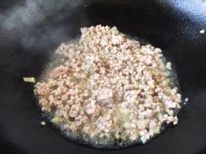 将猪肉肉末炒至变色。